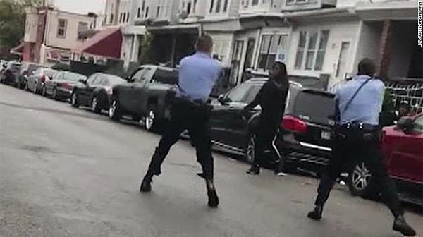 Philadelphia'da yaşanan olayda, iki polisin elinde bıçak bulunan bir siyahiyi 10 kurşun sıkarak öldürdü.