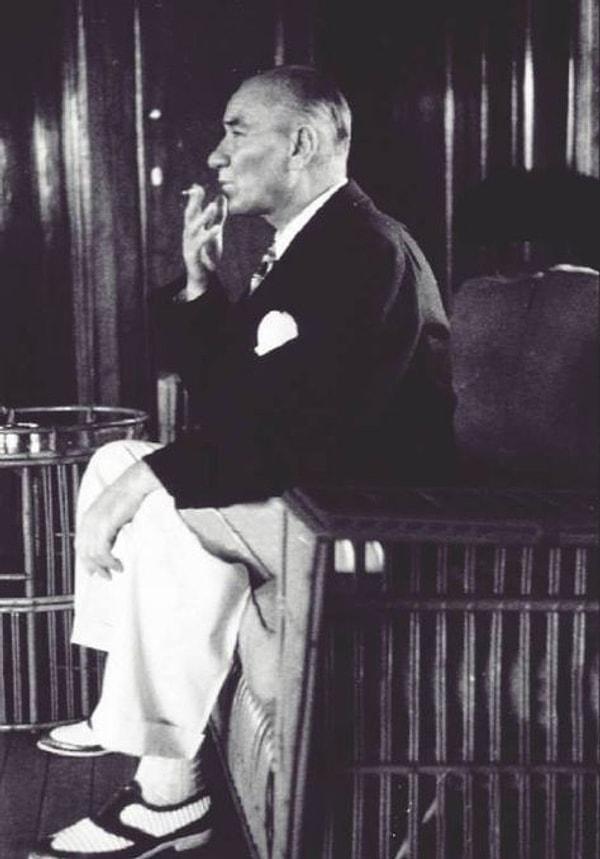 Atatürk'ün düşüncelerinde bu denli tutarlı olmasının sebebi onun müziği gerçekten içselleştirebilmiş olmasından anlaşılır. 1925'te İzmir Muallim Mektebi'ndeki öğrencilere şöyle sorar: "Hayatta musiki lazım mıdır?"