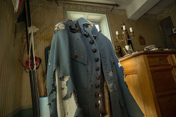 Его изъеденный молью военный пиджак висит в углу спальни
