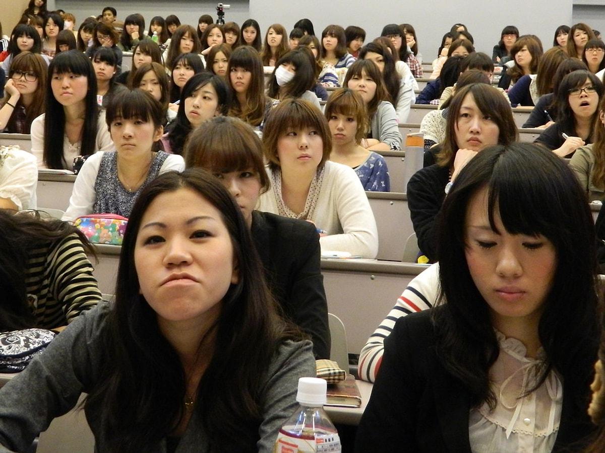 В каких институтах девушки. Японский институт. Женские учебные заведения. Японские вузы со студентами. Японские девушки в университетах.