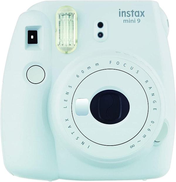 7. Instax Mini 9 almak isteyenlere şu anda indirimde olduğu müjdesini verelim. Selfie çekim modu olan retro fotoğraf makinesinin rengi de efsane değil mi?