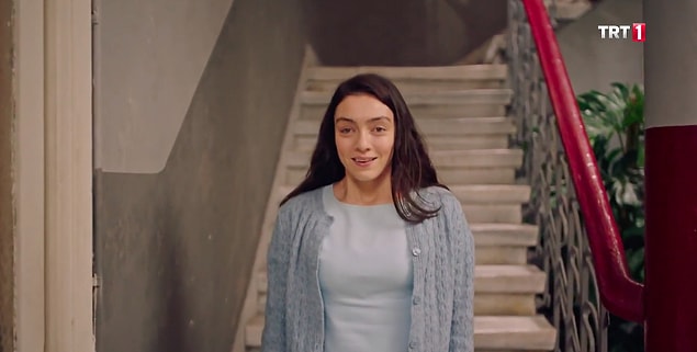 Bu işe de en çok canım Gülben sevindi. Anlarsınız ya haniii. 😍 Gülben'in içi kıpır kıpır. Esat geliyor diye güzel, uzun saçlarını açtı. Süslendi kızımız... Esat da bunu fark edince o anlık dünyanın en mutlu insanı oldu Gülben. Bu mutluluğu kısa sürdü maalesef. Gözlerinin içi gülen Gülben'in sevincini kursağında bırakacak olan bir Safiye vardı. Onu nasıl unutabiliriz ki?