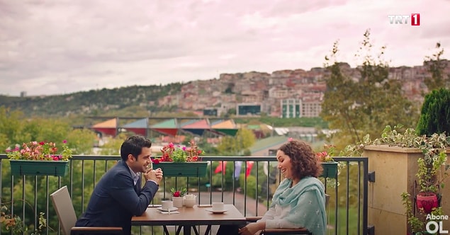 Esra da bu sırada İnci'nin aklındaki kafa karışıklığını gidermek için Esat'la bir görüşme ayarladı iyi niyetli bir şekilde ama Han'la ilgili duydukları karşısında şaşkınlığını da gizleyemedi.