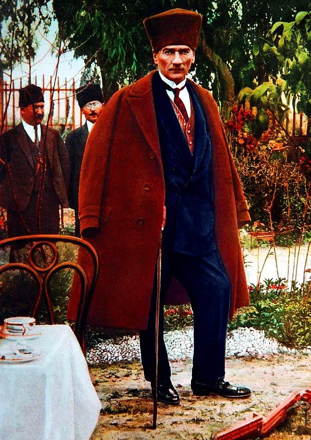 4. Zamanın çok ötesinde bir moda anlayışı ve şıklığı olduğunu hepimiz biliyoruz. Atatürk'ün kıyafetlerini kim tasarlıyordu?
