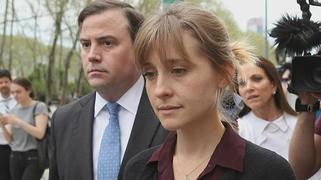 Öte yandan Smallville dizinin oyuncularından Allison Mack'in tarikattaki kilit isimlerden biri olduğu iddia edilmişti.