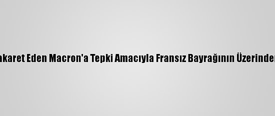 Libya'da İslam'a Hakaret Eden Macron'a Tepki Amacıyla Fransız Bayrağının Üzerinden Araçlarla Geçildi