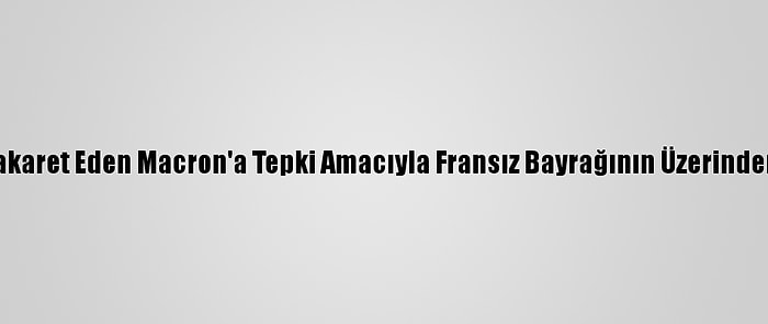 Libya'da İslam'a Hakaret Eden Macron'a Tepki Amacıyla Fransız Bayrağının Üzerinden Araçlarla Geçildi