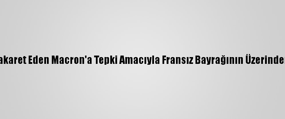 Libya'da İslam'a Hakaret Eden Macron'a Tepki Amacıyla Fransız Bayrağının Üzerinden Araçlarla Geçildi