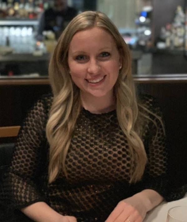 Брук рассказала, что идея пришла к ней со страницы Facebook. "Учительница разместила видео, на котором она демонстрирует процесс своему классу, и мне это понравилось. Я понятия не имею, кто был первоначальным создателем, но спасибо им за то, что они такие творческие, "- сказала она.