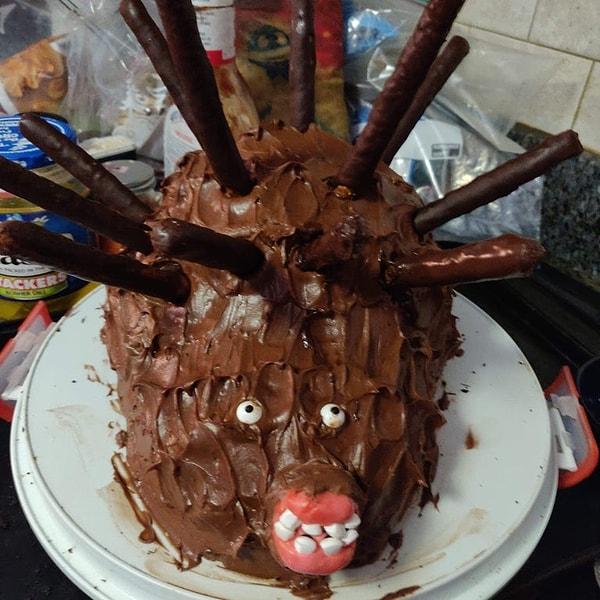 4. "Arkadaşım 14 yaşındaki oğlunun doğum günü için kirpi şeklinde bir pasta yaptı."