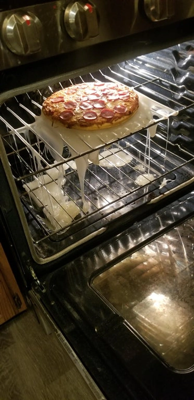 "Kızım pizzayı plastik bir kesme tahtası üzerinde pişirmiş."
