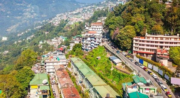 Sikkim, daha önceden bir Prenslikken 14 Nisan 1975'te yapılan referandum sonucunda, 16 Mayıs 1975'ten itibaren Hindistan'a 22'nci eyalet olarak bağlandı.
