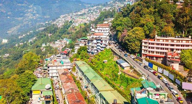 Sikkim, daha önceden bir Prenslikken 14 Nisan 1975'te yapılan referandum sonucunda, 16 Mayıs 1975'ten itibaren Hindistan'a 22'nci eyalet olarak bağlandı.