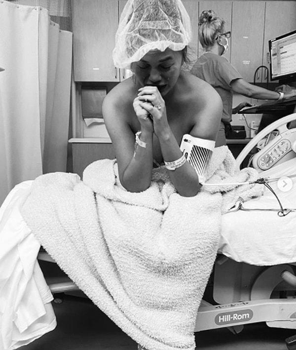 8. Bebeğini kaybettikten sonra hastane odasında çekilen fotoğrafları paylaşmasıyla tartışma yaratan model Chrissy Teigen, neden o paylaşımları yaptığını açıkladı!