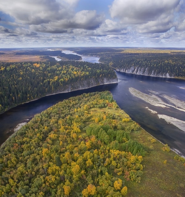 4. Витиеватые изгибы реки Щугор (Республика Коми).