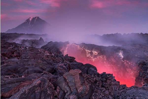 8. Извергающаяся из Толбачинского вулкана лава (Камчатка).