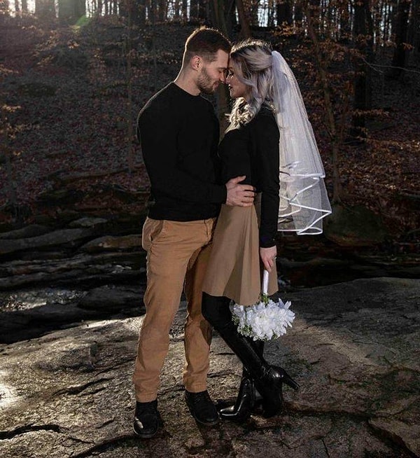 3. "Мы организовали свадьбу с 24 гостями всего за 99 долларов. Несмотря на мелкие трудности, все прошло прекрасно. Мы проигнорировали многие бессмысленные трацидии и провели день именно так, как хотелось нам!"