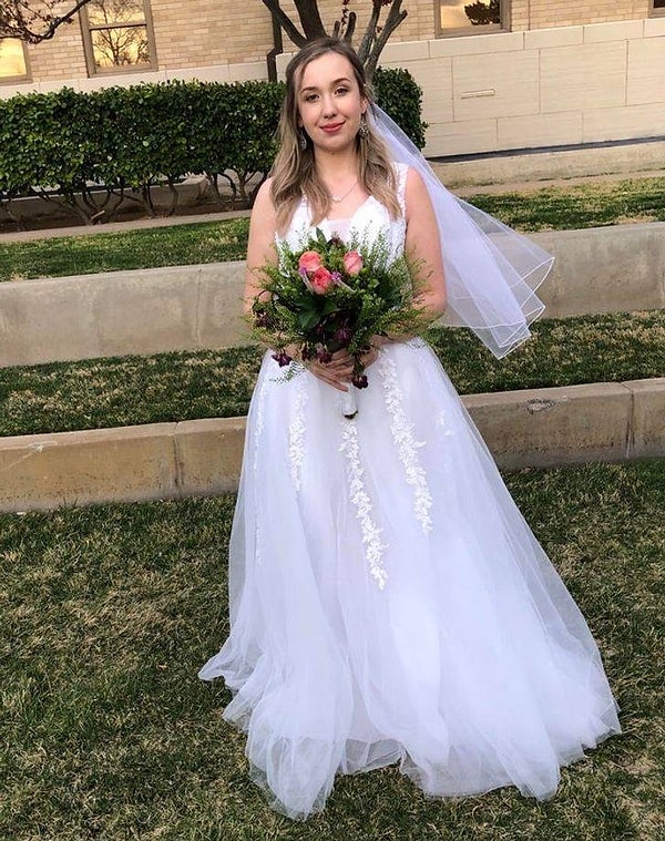 7. "Я заказала платье онлайн на сайте Amazon за 100 долларов, фату - за 25, сережки - за 2 доллара и букет за 25. К свадьбе готова!"