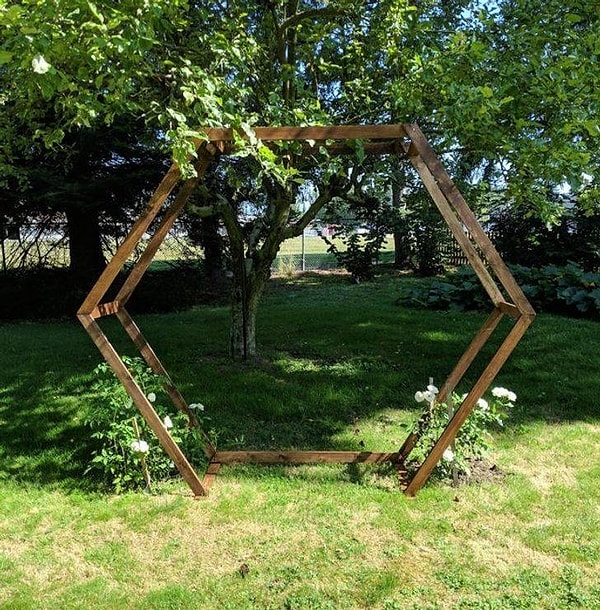 8. "Мы сами построили себе арку для свадебной церемонии, потратив всего 80 долларов на материалы и 2 часа времени на установку".