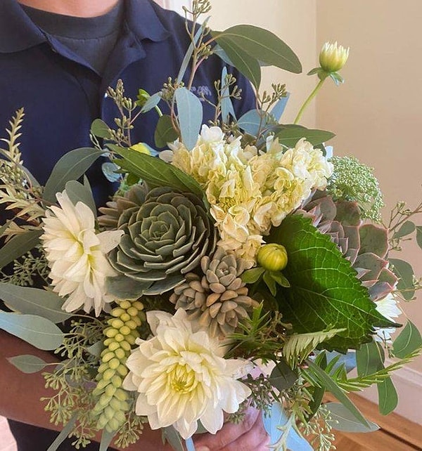 10. "Я собрала этот букет на свадьбу сестры из суккулентов из своего собственного сада".