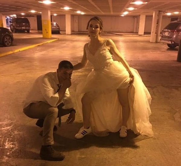 21. "Это единственное фото с нашей свадьбы, которое мы сделали уже после церемонии по пути в отель, когда мы дурачились на парковке".