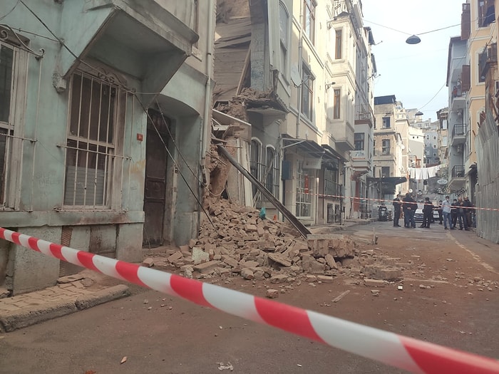 Beyoğlu'nda 2 Katlı Boş Bina Çöktü