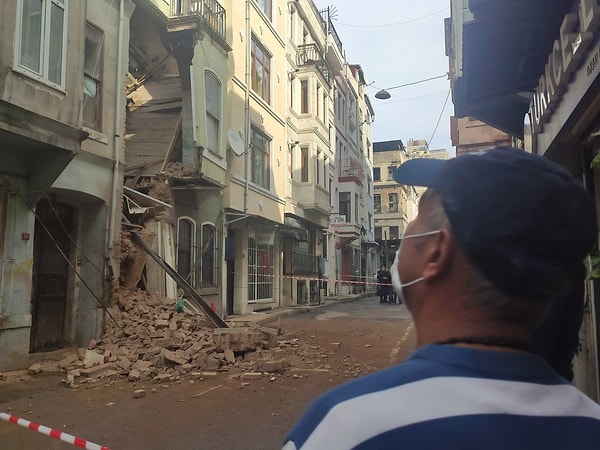 Çökmenin olduğu binanın etrafında güvenlik önlemi alındı.