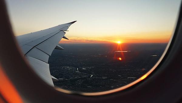 1. Uçuş görevlilerinin cam kenarında oturan yolculardan pencere storlarını açmasını isteme sebebi, gözleriniz ışığa alışırken bulanık gördüğü için olası bir aksilikte yaşananları seçememeniz içindir.
