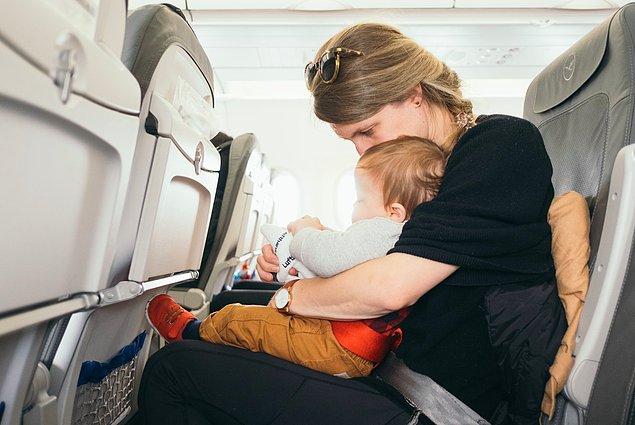 12. Bebeğinizin süt içmesi gerekiyorsa uçuştan önce bildirmeniz ya da yanınıza almanız gerekir. Uçakta süt olmaması durumunda uçuş görevlisinin sizin için yapabileceği bir şey kalmaz.