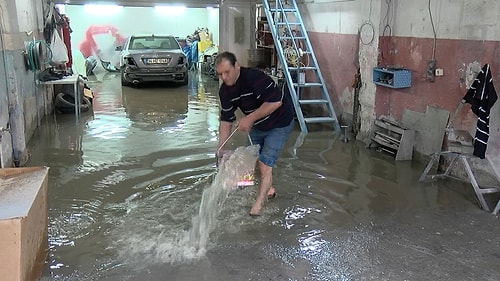 Bodrum Katındaki Ev Sular Altında Kaldı: Baba, Çocuklarını Sırtına Alıp Çıkardı