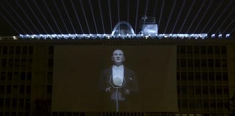 Ekrem İmamoğlu, İstanbul'daki 29 Ekim Kutlamalarında Farklı Noktalara Yerleştirilen Mustafa Kemal Atatürk'ün Hologramlı Konuşmasını Paylaştı