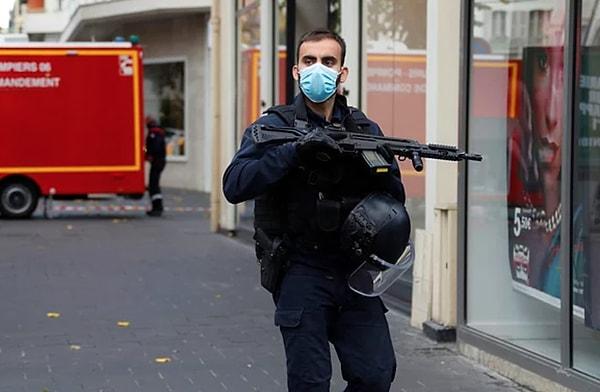 Fransa'nın Nice kentindeki bir kilise yakınlarında gerçekleştirilen bıçaklı saldırı sonucunda en az 3 kişi hayatını kaybetti.