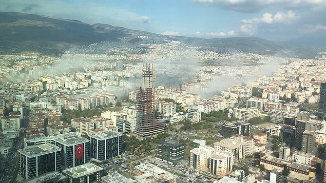14:51'de Ege'de deprem meydana geldi. Deprem sonrası İzmir Bayraklı'dan bir görüntü