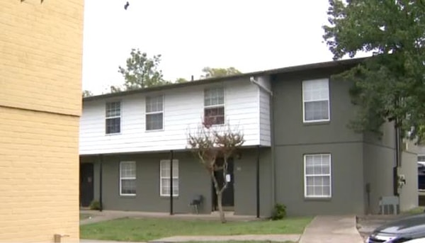 Öğrenme güçlüğü çeken dört kardeşten hiçbiri annelerinin öldüğünü bildirmemiş ve onunla yaşamaya devam etmiş.