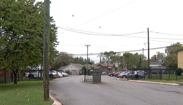 Anthony, 27-30 yaşları arasında olan dört kardeşi kendisini kasıtlı bir şekilde yönlendirdiklerini iddia etti.