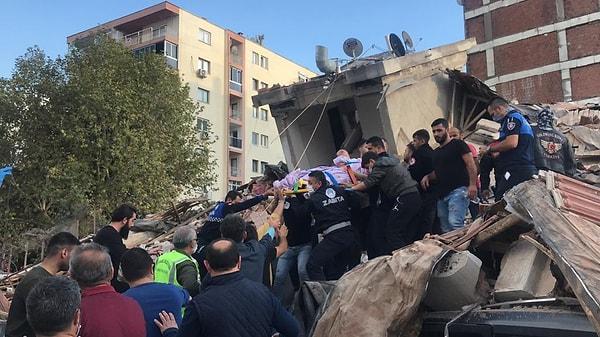 16:50 Bayraklı'da yıkılan 7 katlı bir binanın enkazından yaralılar çıkartılıyor