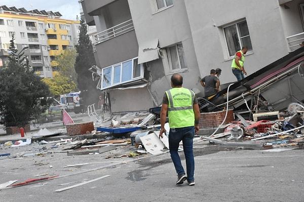 18:20 11 katlı binanın ilk 3 katı çöktü, markette 20 kişinin mahsur kaldığı iddia edildi