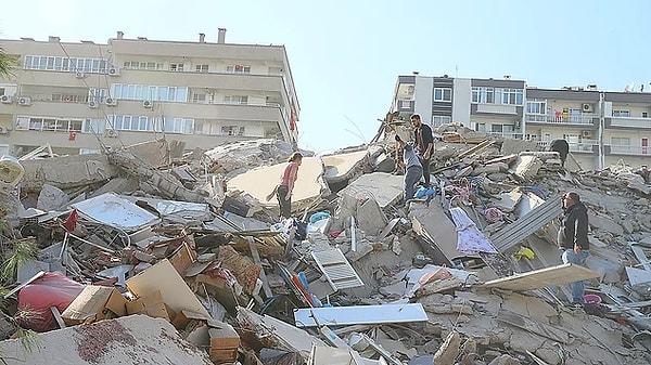 Çevre illerden de hissedilen depremde 105 kişinin hayatını kaybettiği açıklandı. Arama kurtarma çalışmaları da halen devam ediyor.