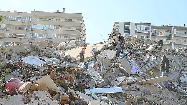 Çevre illerden de hissedilen depremde 26 kişinin hayatını kaybettiği, 885 kişinin de yaralandığı açıklandı. Arama kurtarma çalışmaları da halen devam ediyor.