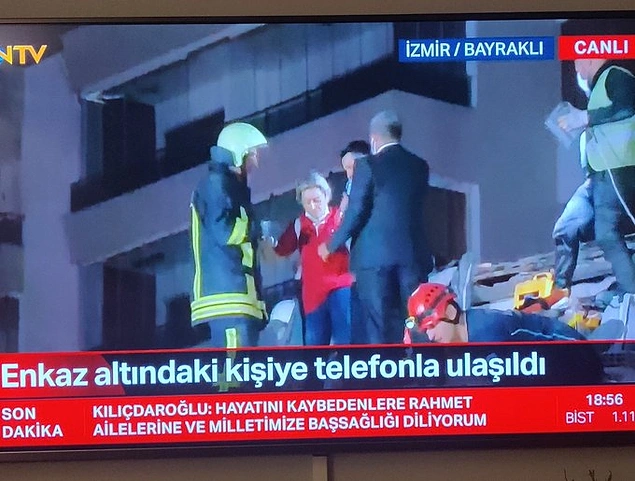 Yoğun bir şekilde kurtarma çalışmaları devam ederken NTV canlı yayını sırasında yaşanan bir olay büyük tepki çekti.