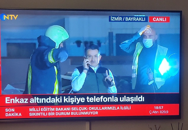 Bir görevlinin enkaz altındaki depremzedeyle telefonla görüşme yaparak yerini tespit etmeye çalıştığı sırada Tarım ve Orman Bakanı Bekir Pakdemirli, görevlinin elinden telefonu alarak depremzedeyle konuşmaya başladı.