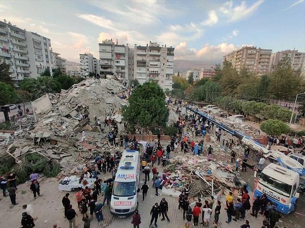 Ege Denizi'nde merkez üssü İzmir'in Seferihisar ilçesi açıkları olan 6,6 büyüklüğünde bir deprem meydana geldi.