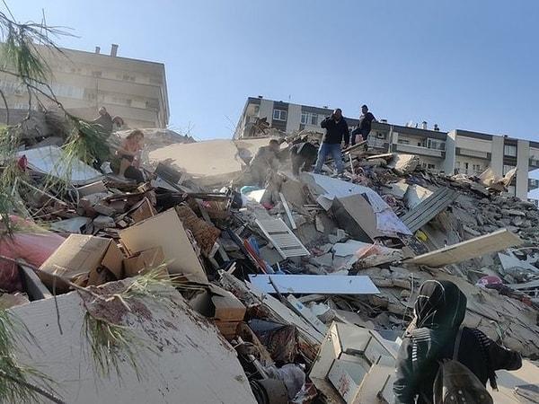 Deprem sırasında birbiri ardına devrilen binalar, birçok insanın yaralanmasına ve hayatını kaybetmesine neden oldu.