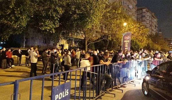 Kurtarma çalışmaları bir yandan devam ederken Binali Yıldırım'ın deprem bölgesine gelmesiyle kurulan polis bariyerleri yüzünden vatandaşlar çatlak binanın önünde beklemek zorunda kaldı.