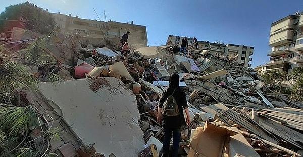 İzmir'de bugün meydana gelen 6,6 büyüklüğündeki deprem birçok can kaybına ve yüzlerce insanın yaralanmasına neden oldu.
