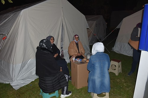 Depremin Vurduğu İzmir'de Vatandaşlar Geceyi Sokakta Geçirdi