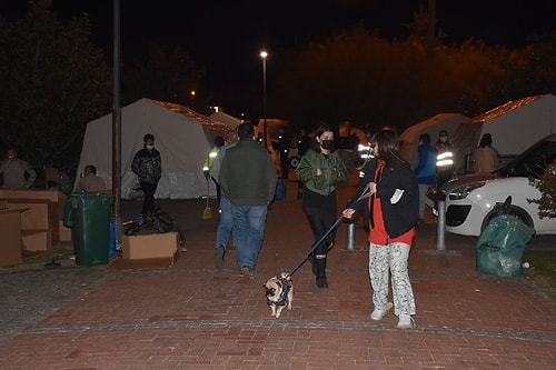 Depremin Vurduğu İzmir'de Vatandaşlar Geceyi Sokakta Geçirdi