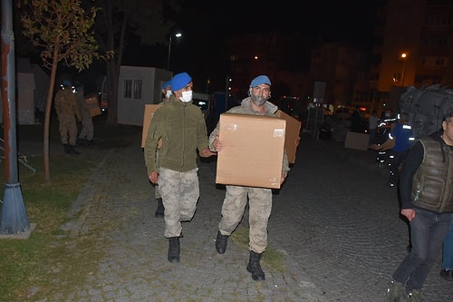 Depremin Vurduğu İzmir'de Vatandaşlar Geceyi Sokakta Geçirdi