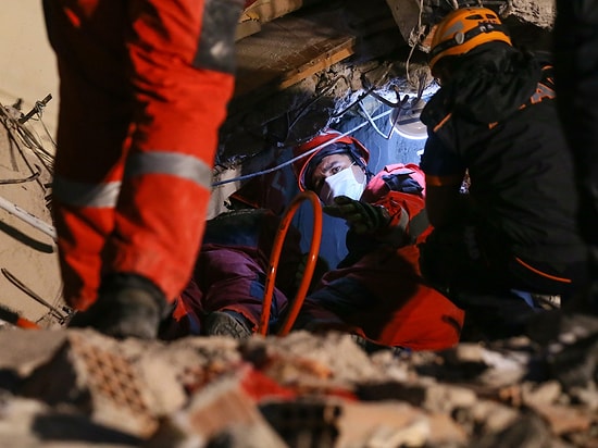Fotoğraflarla İzmir'de Dünden Bu Yana Süren Kurtarma Çalışmaları