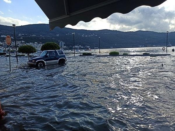 Tsunami nedeniyle ev ve araçlar sular altında kaldı